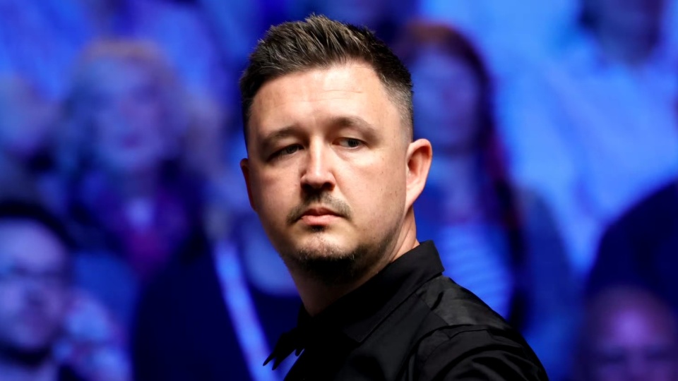 有很多大人, 他在球桌上, 世界斯诺克