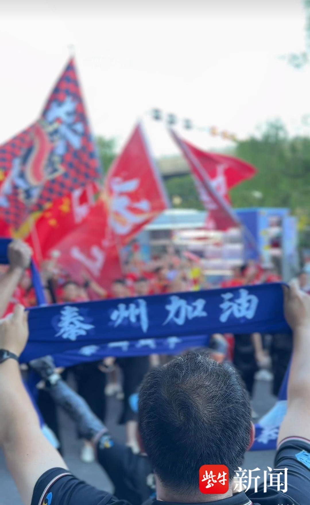 苏超, 育中心场外